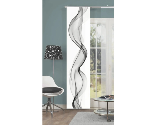 Decoratief schuifpaneel met abstract golfpatroon in een woonkamer.