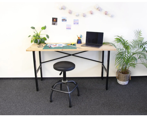 Lichtgekleurd bureau met laptop en kantoorbenodigdheden in een werkkamer met bureaustoel