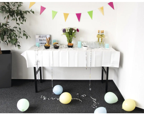 Gedecoreerde tafel met ballonnen en slinger voor een feest