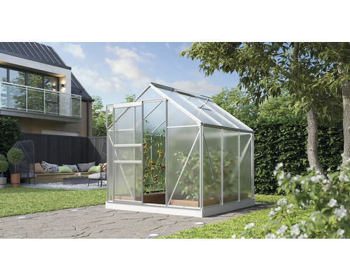 Tuinkas met open deur en groeiende planten