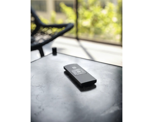 Afstandsbediening op een tafel