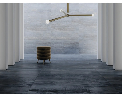 Interieurweergave met tegelvloer, kruk en plafondlamp