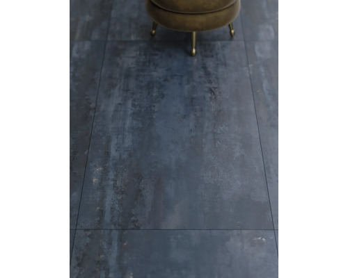 Close-up van vloertegels met industrieel ontwerp en een kruk