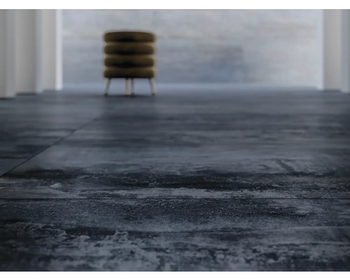 Donkere vloertegels binnenshuis gelegd.