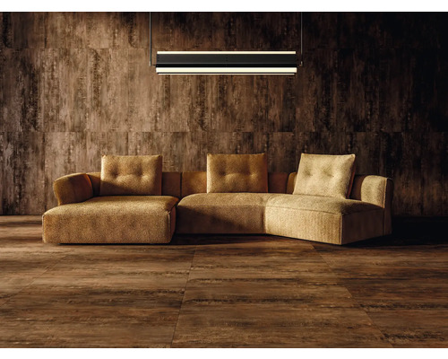 Woonkamer met bank, wand- en vloertegels met houtlook