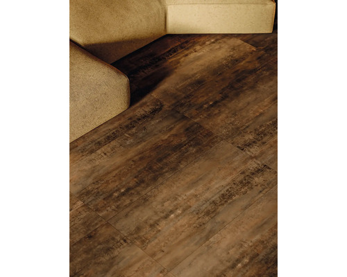 Installatie van vloertegels in de woonkamer