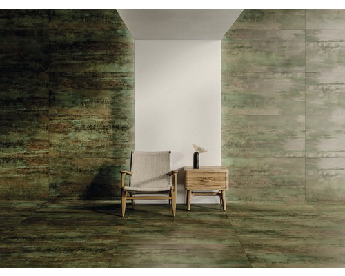 Kamerweergave met tegels op de muur en vloer, fauteuil en nachtkastje