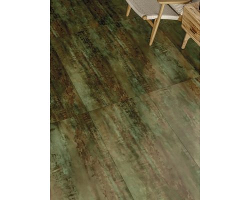 Installatie van vloertegels binnenshuis met houtlook en zitplaatsen