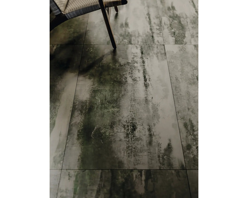 Detailopname van vloertegels en een stoel