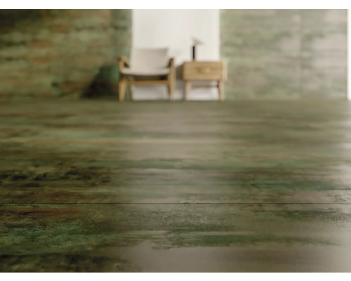 Lichte ruimte met houtlook vloertegels, stoel en nachtkastje