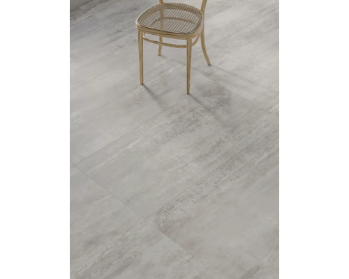 Vloertegels gelegd met stoel