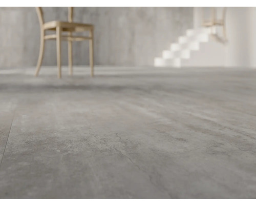 Tegelvloer met stoel en trap op de achtergrond