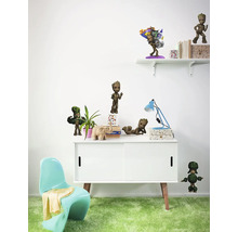 Decoratieve kamer met dressoir, plank en diverse Groot-figuren.