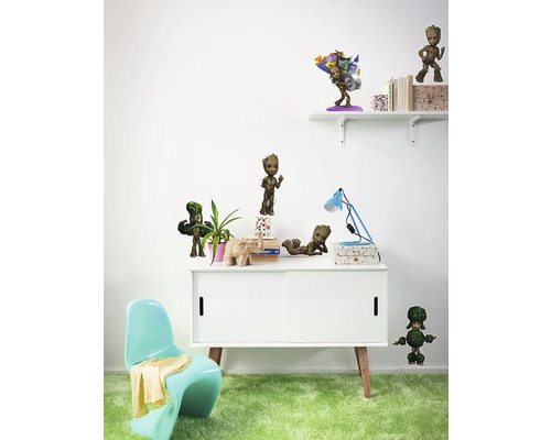 Decoratieve kamer met dressoir, plank en diverse Groot-figuren.