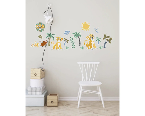 Wanddecoratie met muurstickers uit de film De Leeuwenkoning in de kinderkamer.