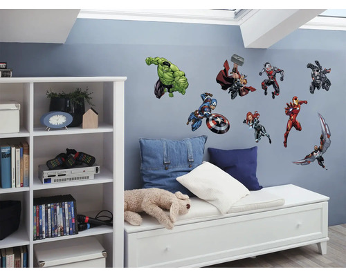 Decoratieve kinderkamer met muurstickerontwerpen van Marvel superhelden op een blauwe muur.