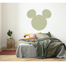 Slaapkamer met Mickey Mouse muursticker boven een bed.