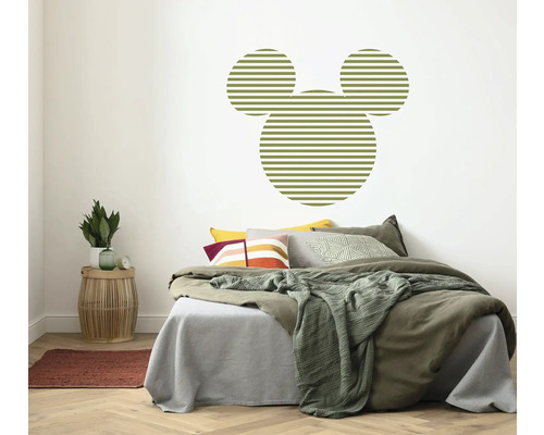 Slaapkamer met Mickey Mouse muursticker boven een bed.