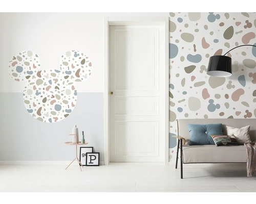 Woonkamer met kleurrijk terrazzo behang en Mickey Mouse muursticker