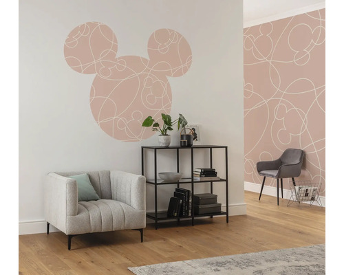 Woonkamer met fauteuil, rek en muur met Mickey Mouse motief