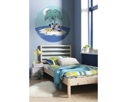Kinderkamer met houten bed, muursticker met Mickey en Minnie Mouse op een eiland onder een palmboom