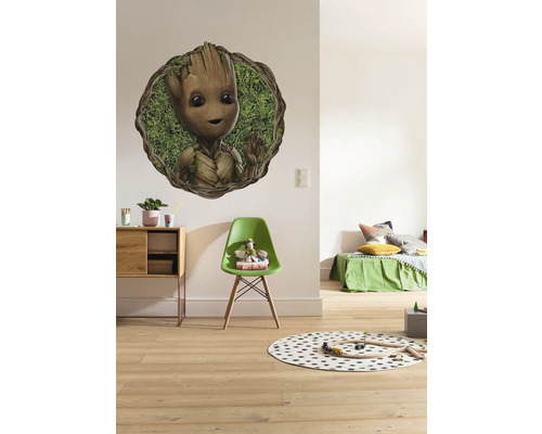 Decoratieve kinderkamer met muursticker, kast, stoel en bed