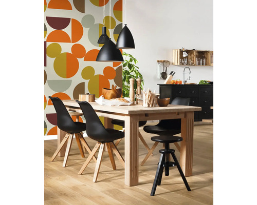 Lichte eetkamer met houten tafel, zwarte stoelen en hanglampen.