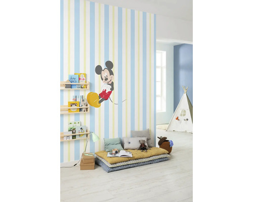 Kinderkamer met gestreept behang, planken, zitkussens en speeltent