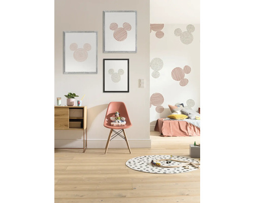 Kinderkamer met wanddecoratie, ladekast en speelkleed