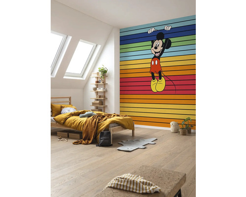 Kinderkamer met bed, plank en wandbehang met Mickey Mouse-motief