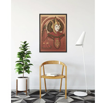 Ingelijste muurkunst met vrouw in fantasystijl, kamerplant, stoel en vloerlamp in een kamer