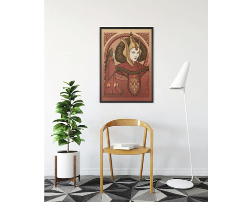 Ingelijste muurkunst met vrouw in fantasystijl, kamerplant, stoel en vloerlamp in een kamer