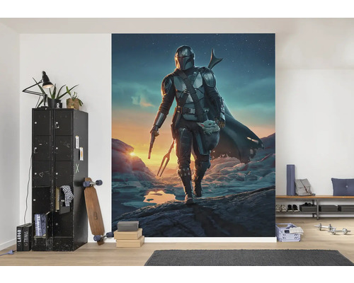 Fotobehang met een afbeelding van een Mandalorian en een kind in een woonkameromgeving.