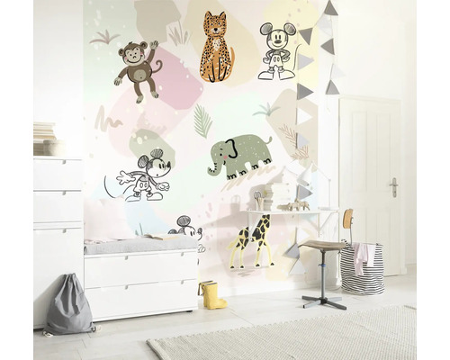 Kinderkamer met muurstickers van dieren en Mickey Mouse.