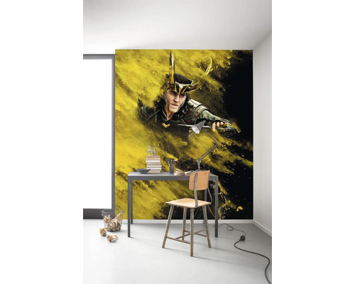 Wandafbeelding met Loki-motief in een werkkamer met bureau en stoel