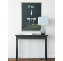 Decoratieve scène met console, lamp en ingelijste Star Wars X-Wing poster
