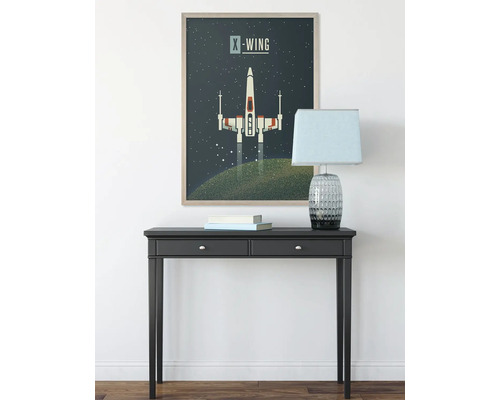 Decoratieve kamer met console, lamp en ingelijste Star Wars X-Wing poster