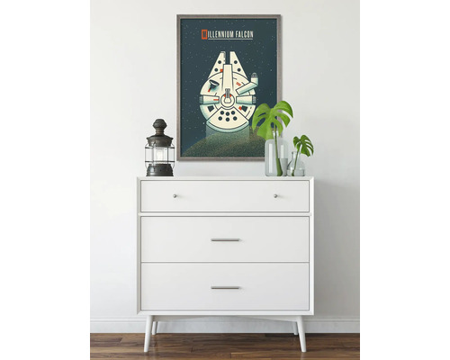 Decoratieve scène met een commode en een ingelijste Millennium Falcon poster.