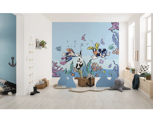 Kinderkamer met muurschildering van Mickey en Minnie Mouse aan het duiken, decoraties met een nautisch thema en een heldere, vriendelijke sfeer.