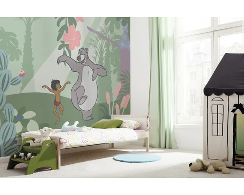 Kinderkamer met Jungleboekbehang, bed en speelhuis