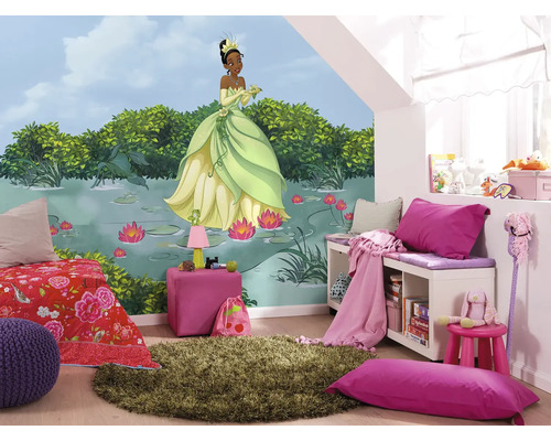 Kinderkamer met muurschildering, bed, tapijt en opbergmeubelen