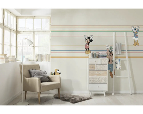 Gedecoreerde kamer met fauteuil, commode en Disney figuren muursticker