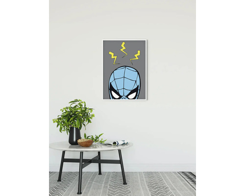 Ingelijste poster met superheldenmotief aan een muur