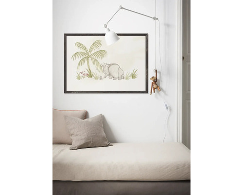 Decoratieve kinderkamer met bed, lamp en ingelijste afbeelding met olifantmotief.
