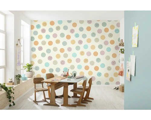 Lichte kamer met kinderkamerbehang met stippenpatroon, Mickey Mouse en Minnie Mouse motieven