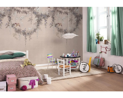Kinderkamer met bed, tafel, stoelen en wandbehang met plantmotieven.