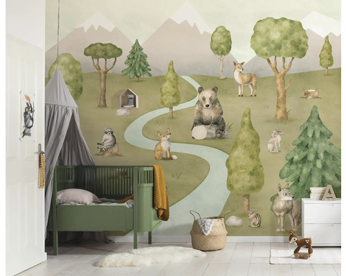 Kinderkamer met bosbehang, ledikant en speelgoed