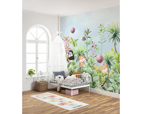 Kinderkamer met junglebehang, bed, speelkleed en decoratie