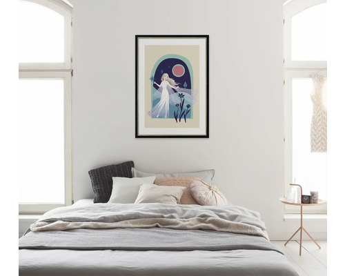 Slaapkamer met bed en ingelijste afbeelding van een vrouw met bloemen