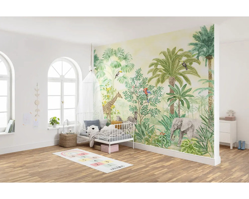 Kinderkamer met junglebehang, bed en speelkleed
